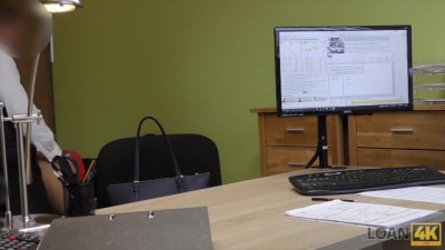 Cachonda se Folla para Cubrir Impuestos por Foto Sucia