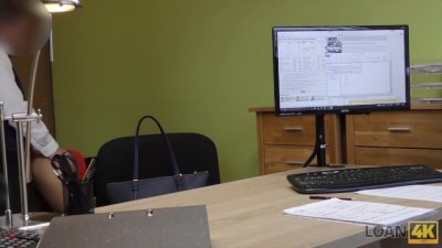 Chica Rusa Atrevida Se Monta Sobre el Agente de Préstamos en la Oficina